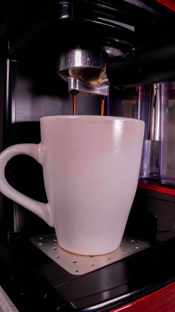 Amerikan kahvesini profesyonel bir dokunuşla ev yapımı kahve makinesinde hazırlamak. - Fotoğraf, Görsel