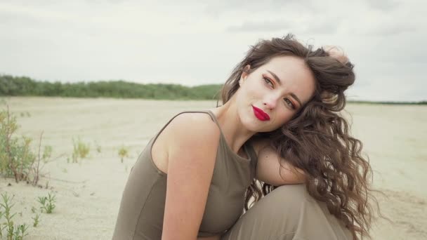 Csinos nő megható haj a strandon - Felvétel, videó