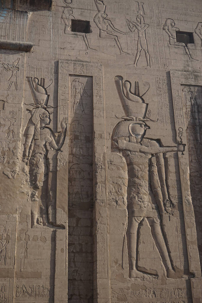 Edfu, Mısır: Dendera 'nın Horus ve Hathor' una adanmış en büyük tapınak olan Edfu tapınağının ilk direğindeki oymaların ayrıntıları. - Fotoğraf, Görsel