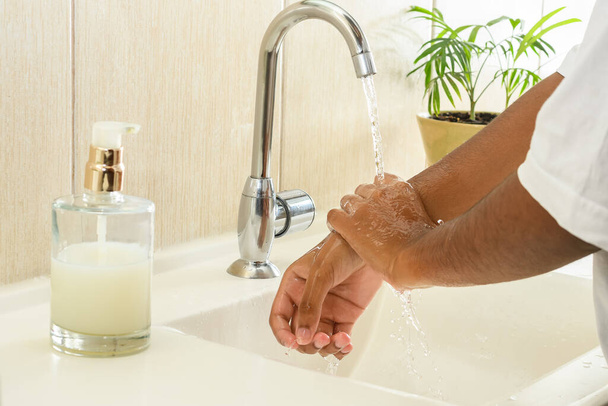  mycie rąk podstawowa higiena, aby zapobiec skażeniu covid-19 koronawirusem - Zdjęcie, obraz