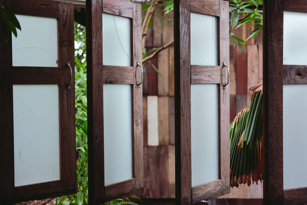 sklo dřevěné s dřevěným rámem. domácí interiér - Fotografie, Obrázek