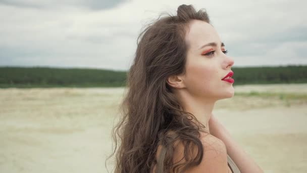 Mujer bonita tocando el pelo en la playa
 - Imágenes, Vídeo