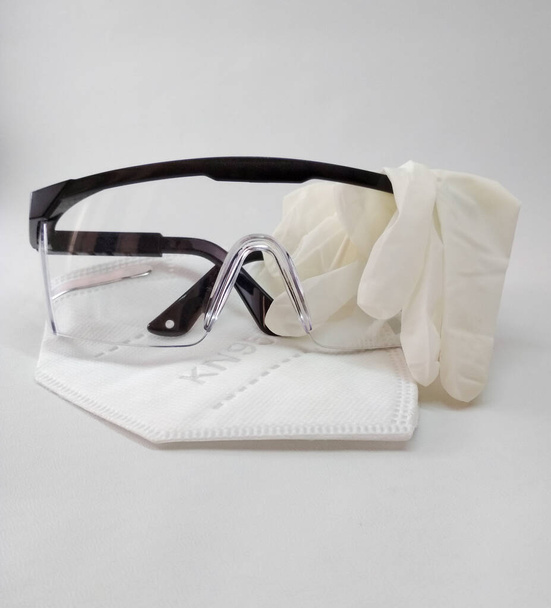 protección médica para el coronavirus. KN95 máscara, gafas de seguridad, guantes, colección de elementos médicos
 - Foto, Imagen