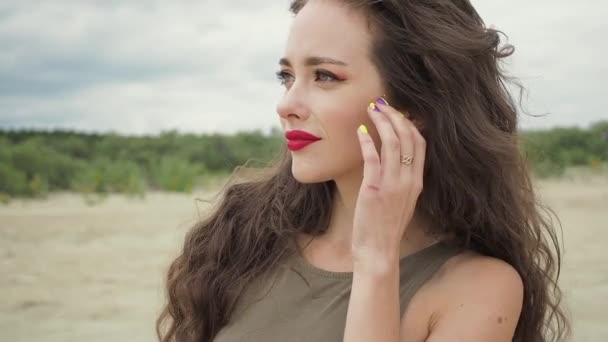 Hübsche Frau berührt Haare am Strand - Filmmaterial, Video