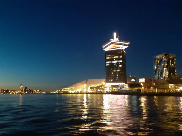 luksusowy i nowoczesny hotel pałacowy w Amsterdamie w nocy w Holandii - Zdjęcie, obraz
