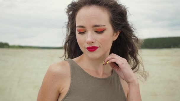 Jolie femme touchant les cheveux sur la plage - Séquence, vidéo