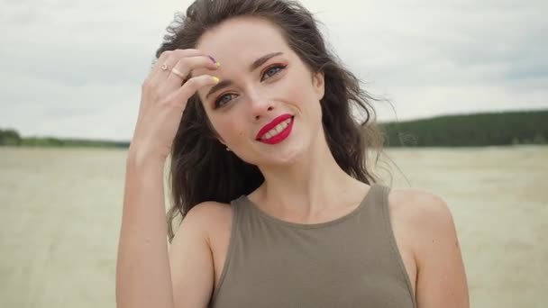 mooie vrouw aanraken haar op het strand - Video