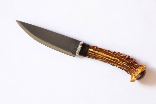 egy szarvas agancs nyelével ellátott kés elszigetelt háttéren - Fotó, kép