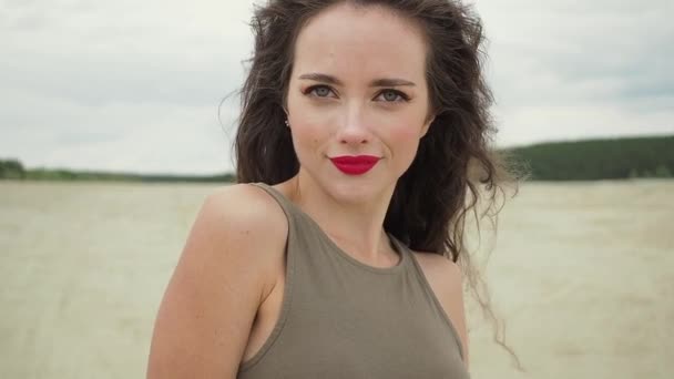 Csinos nő megható haj a strandon - Felvétel, videó