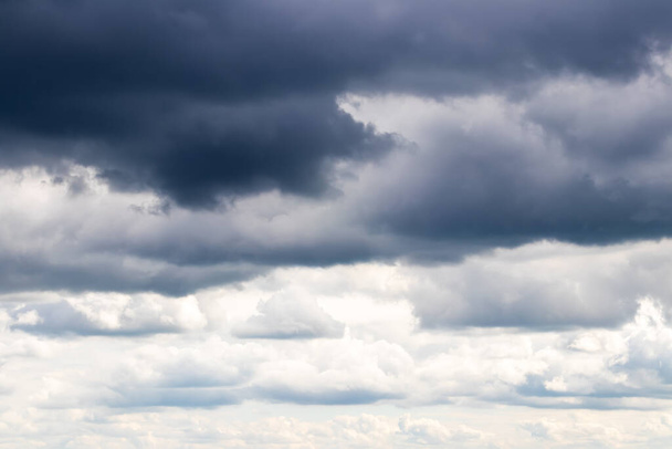 Кучевые облака в небе в облачную погоду. Абстрактный фон для дизайна
. - Фото, изображение