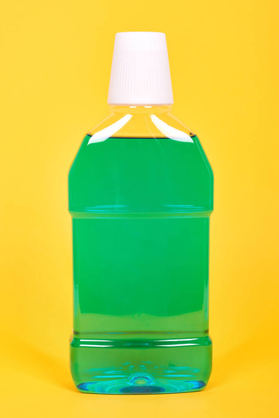 Green mouthwash bottle, dental health care. - Foto, Imagem