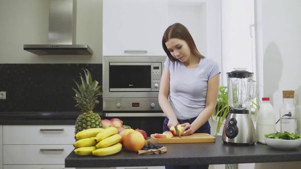 Woman cut a apple to make the smoothie to her boyfriend - 写真・画像