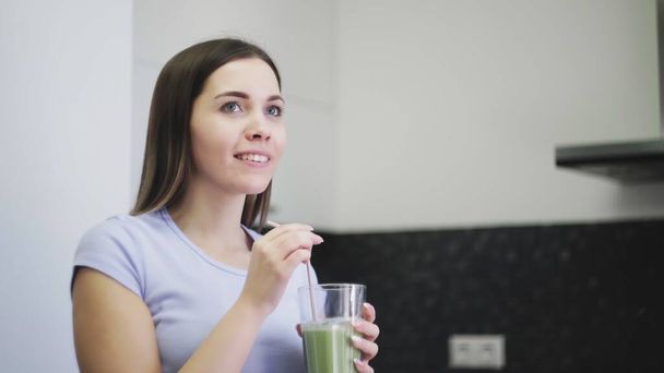 Kobieta pije smoothie z warzyw owocowych z mlekiem przez słomkę - Zdjęcie, obraz