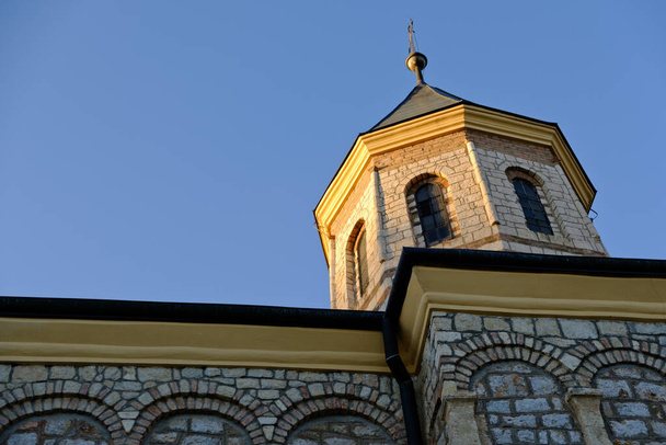 Mala Remeta Manastırı, Sırbistan 'ın kuzeyindeki Voyvodina eyaletindeki Fruska Gora Dağı' ndaki Sırp Ortodoks manastırı, 13. yüzyılda inşa edildi. - Fotoğraf, Görsel