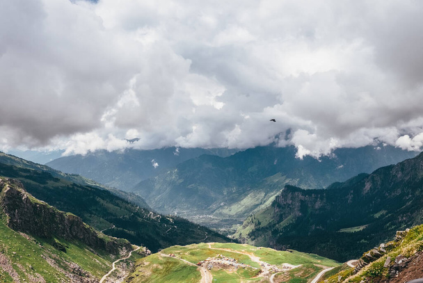 Cloudy mountain tops in indian Himalaya - Zdjęcie, obraz