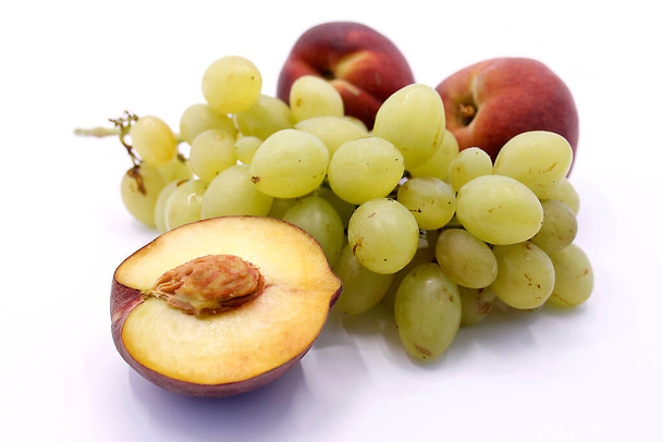 Trauben und Pfirsiche auf weißem Hintergrund - Foto, Bild