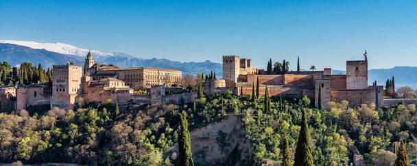 Blick auf den Alhambra Palast in Granada, Spanien mit den Bergen der Sierra Nevada im Hintergrund - Foto, Bild