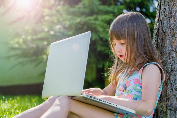 Portrait de belle jeune fille pigiste avec ordinateur portable travaillant à l'extérieur. Concept d'entreprise freelance et internet. - Photo, image