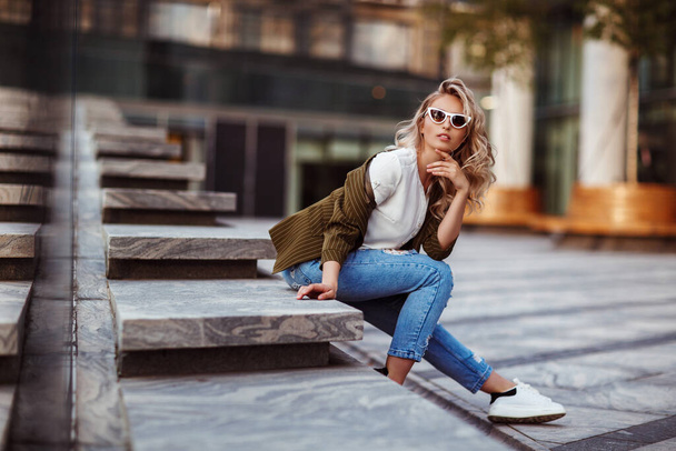 Fashion portrait of a young woman in white sunglasses - Fotoğraf, Görsel