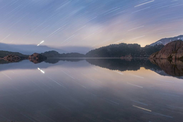 A breathtaking shot of a reflective lake surface in a mountain landscape - Φωτογραφία, εικόνα