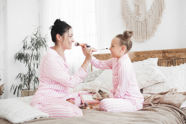 Mother and little daughter having fun together. Mom and her little girl make up - Foto, Bild