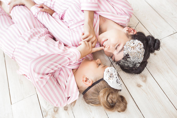 Anne ve kızı uyuyor. Pijamalı şirin bir çocuk. - Fotoğraf, Görsel