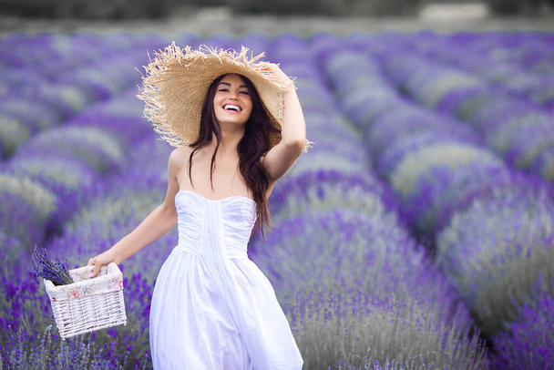 Красивая молодая женщина на лавандовом поле - Фото, изображение