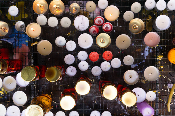 Velas de iglesia y lámparas para el reposo en una iglesia católica. Oraciones Católicas Cristianas - Foto, imagen