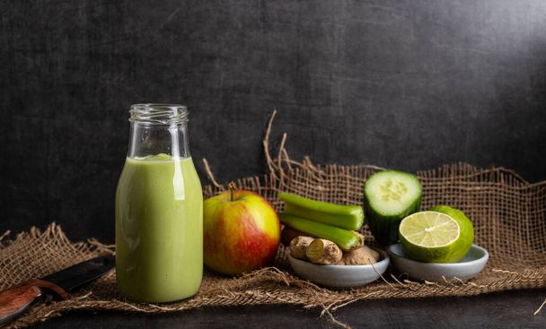 Homemade smoothie with the following detox ingredients ginger, cucumber, apple and lemon. - 写真・画像