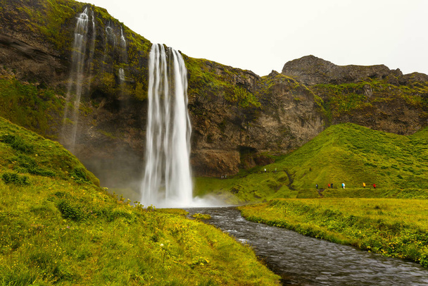 Seljalandsfoss, Wasserfall in der südlichen Region Islands, Teil des Flusses Seljalands, der seinen Ursprung im Vulkangletscher Eyjafjallajokull hat. - Foto, Bild