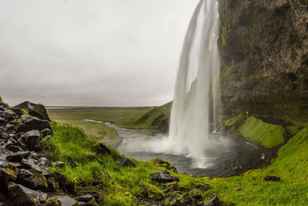 Seljalandsfoss, wodospad w regionie południowym Islandii, część rzeki Seljalands, która pochodzi z lodowca wulkanicznego Eyjafjallajokull. - Zdjęcie, obraz