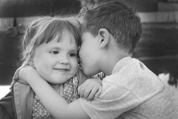 jongen en meisje kussen. - Foto, afbeelding