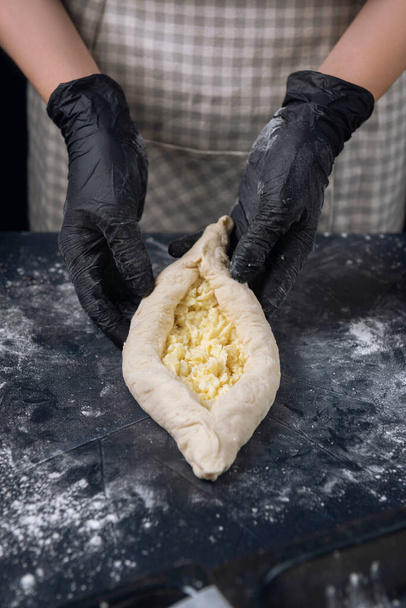 Adjarian Khachapuri - pão de queijo georgiano. Três tortas abertas assadas com queijo e gema de ovo de enchimento em pergaminho e fundo estilo Provence branco
. - Foto, Imagem
