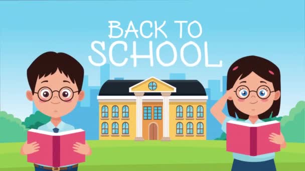 saison de retour à l'école avec bâtiment scolaire avec couple de petits enfants - Séquence, vidéo