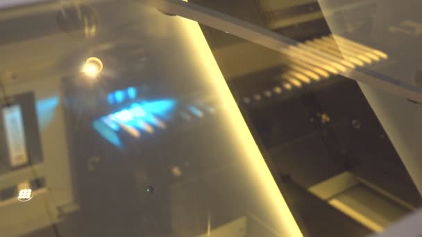 Der Drucker druckt auf weißen Kunststoffgriffen - Filmmaterial, Video