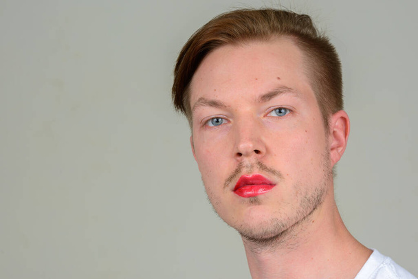 Studio zdjęcie młodego skandynawskiego mężczyzny w makijażu - Zdjęcie, obraz