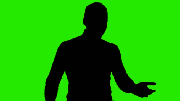 Video van mans silhouet met facepalm gebaar op geïsoleerde groene achtergrond - Video