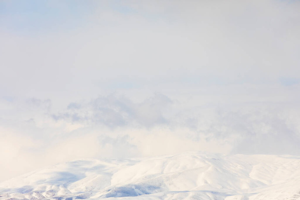 Montagne Tunceli-Mercan (Munzur) 3370 m. È l'estensione delle Montagne del Toro Centrale che sorgono tra le province di Tunceli ed Erzincan intorno alle Montagne Anatoliche Settentrionali e le Montagne del Toro Sud Orientale. - Foto, immagini