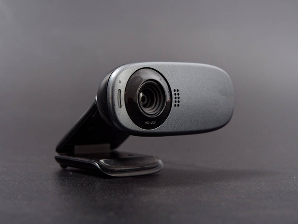 Webcam mit beschädigtem Scherenkabel. Persönlicher Raum keine Verfolgung 2020 - Foto, Bild