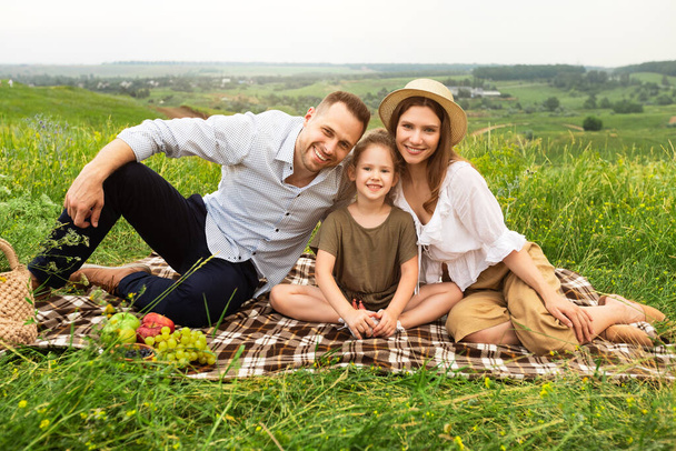 Boldog család együtt egy piknik szabadban - Fotó, kép