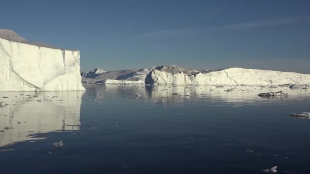 Grónsko. Ledovce a ledovce osvětlené paprsky zapadajícího slunce. - Záběry, video
