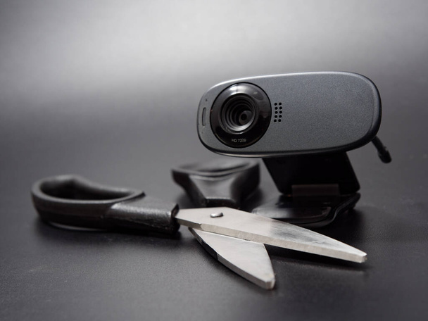 webcam con cavo forbici danneggiato. spazio personale senza tracciamento 2020 - Foto, immagini