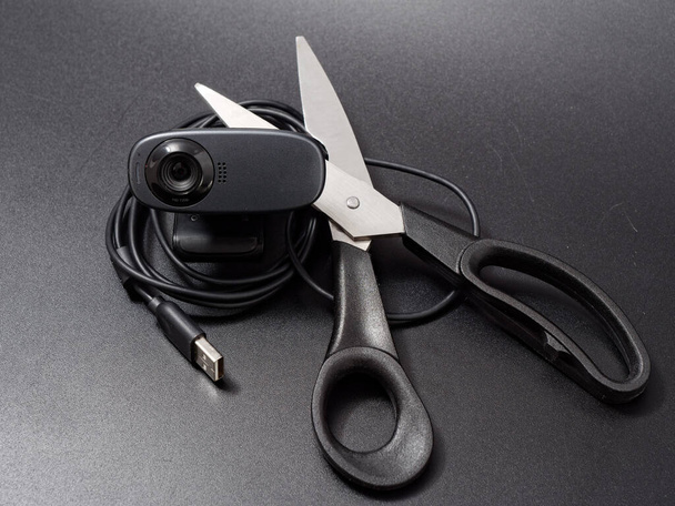 webcam con cable de tijeras dañado. espacio personal sin seguimiento 2020
 - Foto, imagen