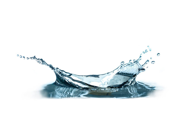 Trinkwasser und abstraktes Spritzwasser isoliert auf weißem Hintergrund - Foto, Bild