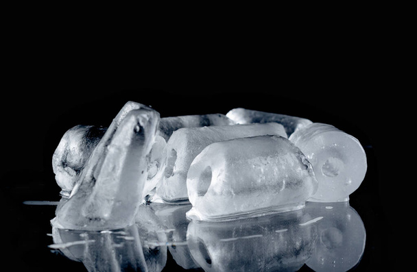 close up cubos gelo escuro preto isolado fundo com espaço de cópia - Foto, Imagem