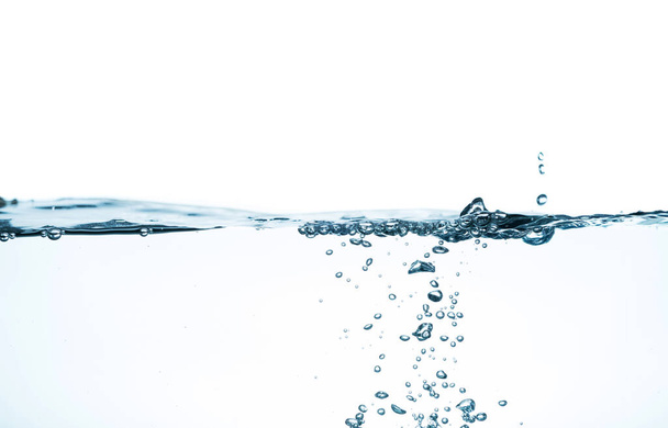 брызги воды и пузыри изолированы на белом фоне - Фото, изображение