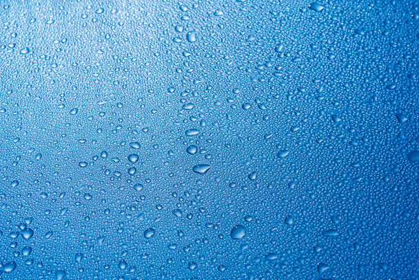 Vesipisarat sinisellä pohjalla - Valokuva, kuva