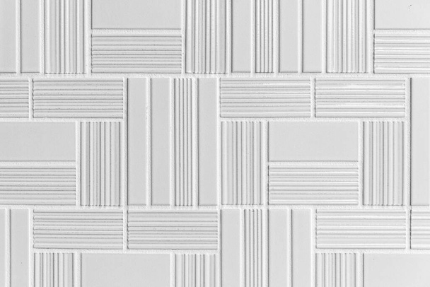 Çizgili ve pürüzsüz arkaplanı olan modern beyaz taş duvar - Fotoğraf, Görsel