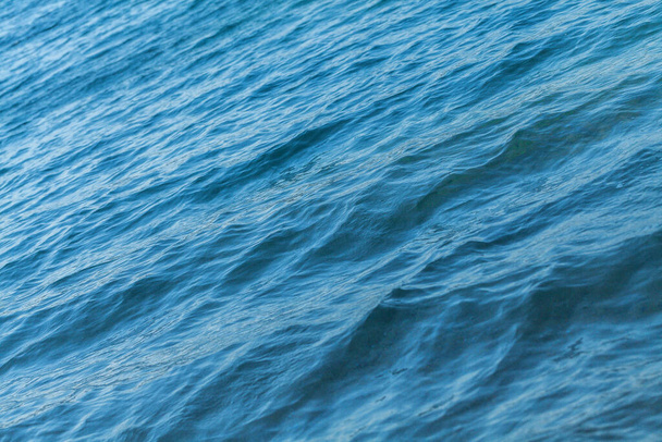 Малі хвилі на блакитній морській воді. Природа фон, подорожі відпустка
. - Фото, зображення