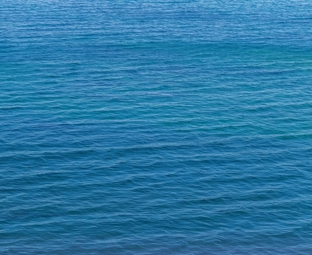 Mavi deniz suyunda küçük dalgalar. Doğa geçmişi, seyahat tatili. - Fotoğraf, Görsel
